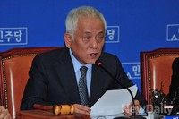 [포토]최고위원회의에서 모두 발언하는 ''김한길' 대표