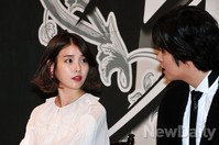 [포토]예쁜남자, 이장우 말에 귀 기울이는 아이유