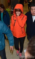 [포토]다소 피곤한 표정으로 귀국한 이연두..눈물까지 글썽