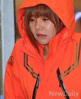 [포토]입술 깨물고 인천공항 들어서는 이연두