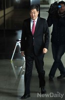 [포토]검찰에 출두한 정문헌 의원