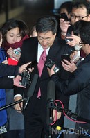 [포토]질문세례 받는 정문헌 의원