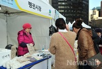 [포토]서울 전통시장 박람회 추운날씨, 꽁꽁싸매고 쇼핑하는 손님들