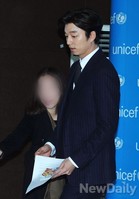 [포토]여기 앉으면 되나요? 입장하는 공유