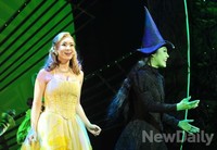 [포토]위키드, 온통 초록색 에메랄드 시티에 도착한 두 마녀