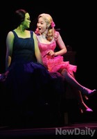 [포토]위키드 살랑살랑 하얀 마녀와, 무뚝뚝한 초록마녀