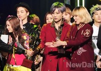 [포토]쇼챔피언, 우와 트로피다! 완전 신난 현아와 벙찐 표정의 현승