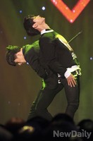 [포토]쇼챔피언 빅스 켄-엔, 못으로 꾸욱 인형을 찌르는 듯 한 안무