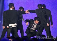 [포토]쇼챔피언 빅스, 이야기를 담은 듯 파격적인 안무와 무대구성