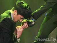 [포토]쇼챔피언 빅스 레오-라비, 저주인형 찌르는 안무