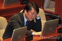 [포토]모니터 보고 있는 무소속 안철수 의원