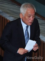 [포토]본회의장 떠나는 김한길 민주당 대표