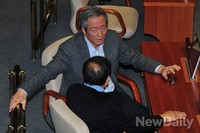[포토]동료의원과 대화 나누는 새누리당 정몽준 의원