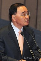 [포토]의원들의 질문 경청하는 정홍원 국무총리