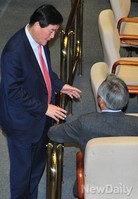 [포토]대화 나누는 '최경환-정몽준'