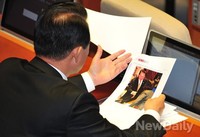 [포토]본인이 나온 포토기사 보고 있는 새누리당 김한표 의원