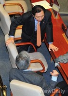 [포토]대화 나누는 새누리당, '김기현-정몽준' 의원