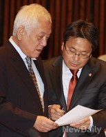 [포토]대화 나누는 '김한길-강기정' 의원