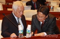 [포토]김한길 민주당 대표와 대화하는 강기정 민주당 의원