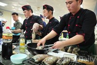 [포토]군대 최고 요리왕 선발대회, 지지고 볶고 장병들의 현란한 손놀림
