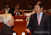 [포토]김한길 민주당 대표와 대화하는 박병석 국회부의장