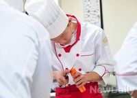 [포토]한 껏 집중한 칼질, 요리왕 따로 없네!