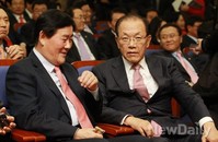 [포토]대화 나누는 '황우여-최경환'의원