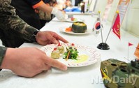 [포토]군대최고 요리왕 선발대회, 마지막 데코레이션까지 완벽하게