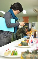 [포토]군대 최고 요리왕 대회, 사진까지 찍으며 꼼꼼히 채점하는 심사위원들