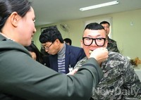 [포토]완성된 요리 나누는 선후배의 따뜻한 정