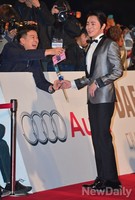 [포토]청룡영화상, 꽃 건네받고 어리둥절한 표정의 조정석