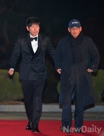 [포토]청룡영화상, 블랙턱시도 입고 입장하는 설경구