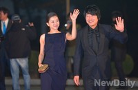 [포토]청룡영화상, 손들며 입장하는 '고아성-송강호'