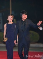 [포토]레드카펫 동시 입장하는 '고아성-송강호'