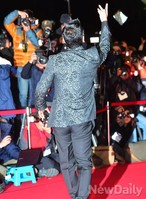 [포토]청룡영화제 레드카펫에서 팬서비스 하는 류승룡