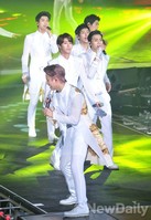 [포토]제국의아이들, 돌출 무대로 출발 팬들과 호흡하는 무대