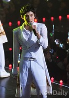 [포토]제국의아이들 임시완, 열정을 다해 노래부르는 중