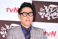 [포토]팔도 방랑밴드 윤종신, 몸둘 바를 모르는 표정