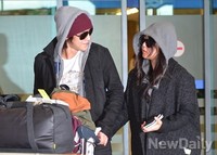 [포토]손 잡은채 입국장 통과하는 '문근영-김범'커플