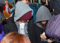 [포토]고개숙인 채 차량으로 이동하는 커플'문근영-김범'