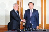 [포토]회담장에서 만난 '황우여-김한길' 대표