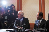 [포토]회담장에서 만난 여야 대표(김한길-황우여)