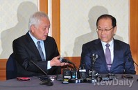 [포토]모두발언 순서 양보하는 '김한길' 민주당 대표