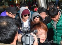 [포토]취재진에 둘러싸여 차량으로 이동하는 '문근영-김범'