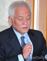 [포토]연설문 꺼내는 민주당 김한길 대표