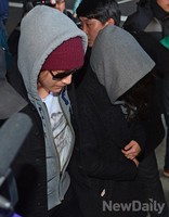 [포토]문근영-김범, 커플룩 입고 동시 귀국