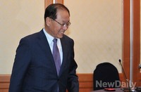 [포토]여야회담 위해 걸어 들어오는 '황우여' 새누리당 대표