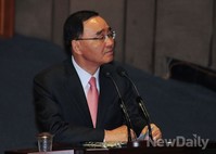 [포토]의원들의 질문 경청하는 정홍원 국무총리