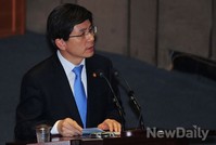 [포토]의원들의 질문에 답변하는 황교안 법무부장관