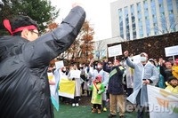 [포토]주먹 높이 들고 외치는 내곡동 입주예정자들